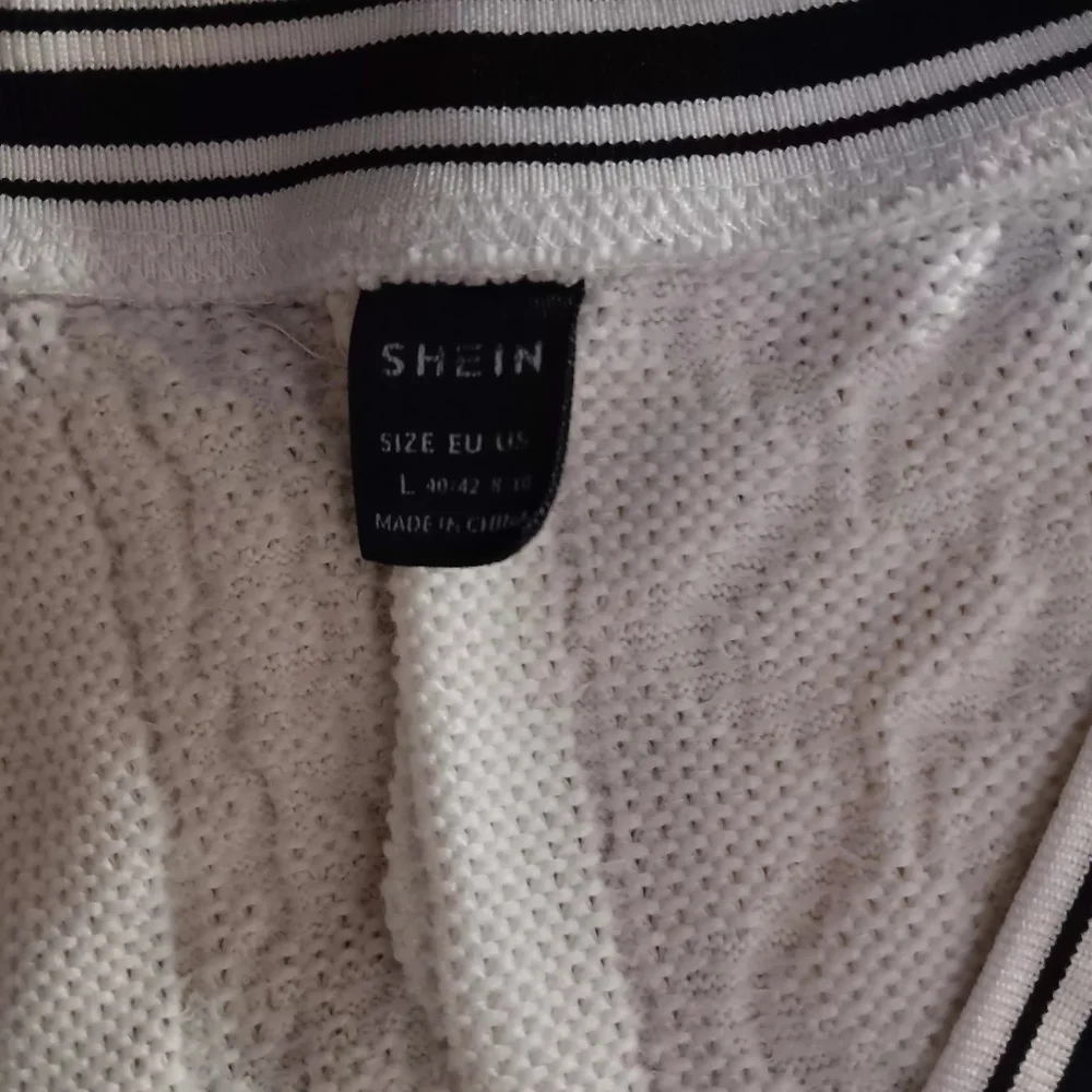 SHEIN White Cable Knit V-Neck Cropped Tank with Black Trim - Picture 11 of 11